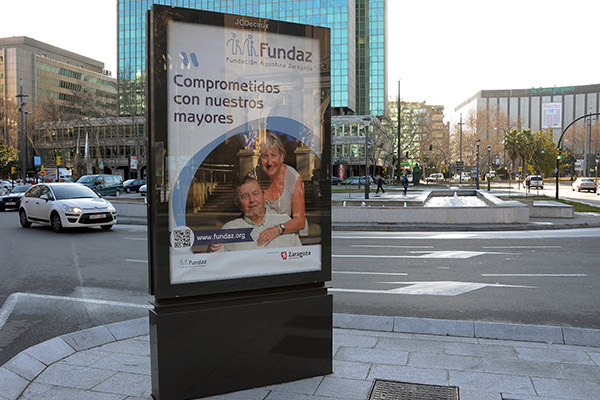 campana-de-imagen-de-la-fundacion-a-traves-del-mobiliario-urbano-de-la-ciudad
